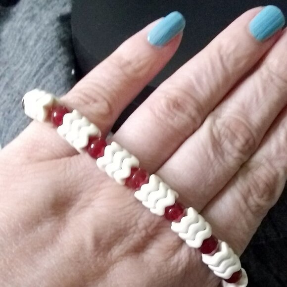 Gorgeous One-of-a-kind Bracelet - Red Agates + Creamy Howlite + Copper Elements - Picture 11 of 12